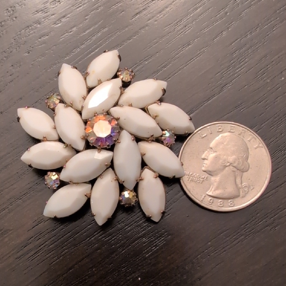 Vintage Brooch (Unsigned Juliana) large White Milk Glass and Aurora Borealis - Picture 2 of 8